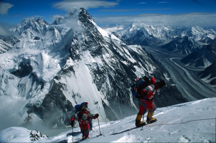 Superando os 7.600m no K2 em 1998. Foto de Waldemar Niclevicz.