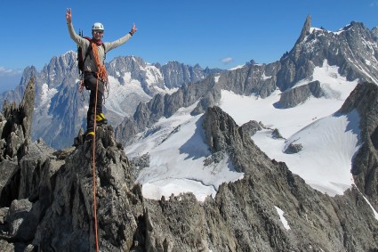 Waldemar Niclevicz em frente ao Dente del Gigante, Maciço do Mont Blanc. Foto de Michela Giorgio