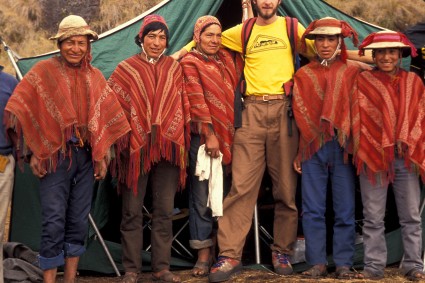 Waldemar Niclevicz com Wayruros no Caminho Inca, em 1989.