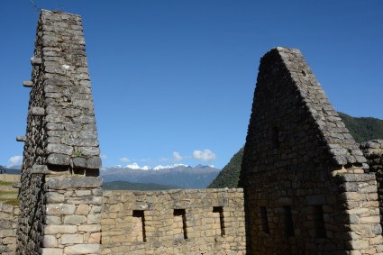 Ao fundo, o maciço do Pumasillo visto das ruínas de Machu Picchu.