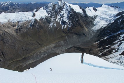 Descendo o Pumasillo, como o Choquetacarpo (5.605m?) ao fundo.