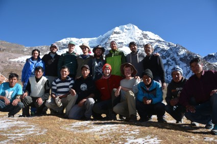 Edwin Espinoza, Luis Crispin, Waldemar Niclevicz, Nathan Heald, com amigos, clientes e equipe de apoio da escalada ao Ausangate.