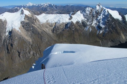 Na parte superior da escalada. À direita se destaca o pontiagudo Choquetacarpo (5.605m?).