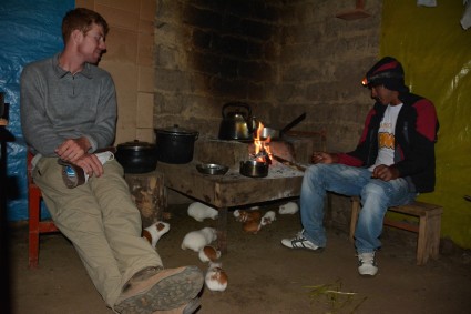 Nathan Heald e Macário cozinhando em Yanama (3.500m), com a simpática companhia dos Cuys (porquinhos da Índia), típicos nas casas do Mundo Andino.