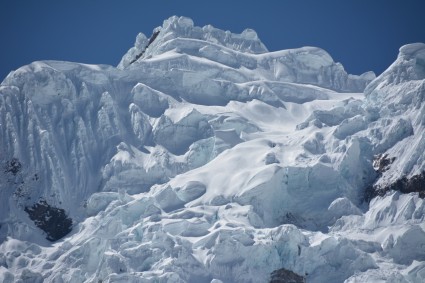 O insuperado cume do Pumasillo (5.994m?), o ponto que alcançamos, aproximadamente 5.750m, encontra-se no alto do grande platô do lado esquerdo contra o céu.