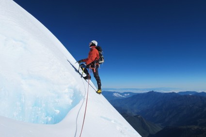 Waldemar Niclevicz chegando ao cume do Veronica, penúltimo esticão da escalada.