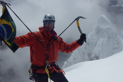 Waldemar Niclevicz no cume do Ausangate (6.384m), Peru. Foto de Nathan Heald.