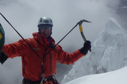 Waldemar Niclevicz no cume do Ausangate (6.384m), Peru. Foto de Nathan Heald.