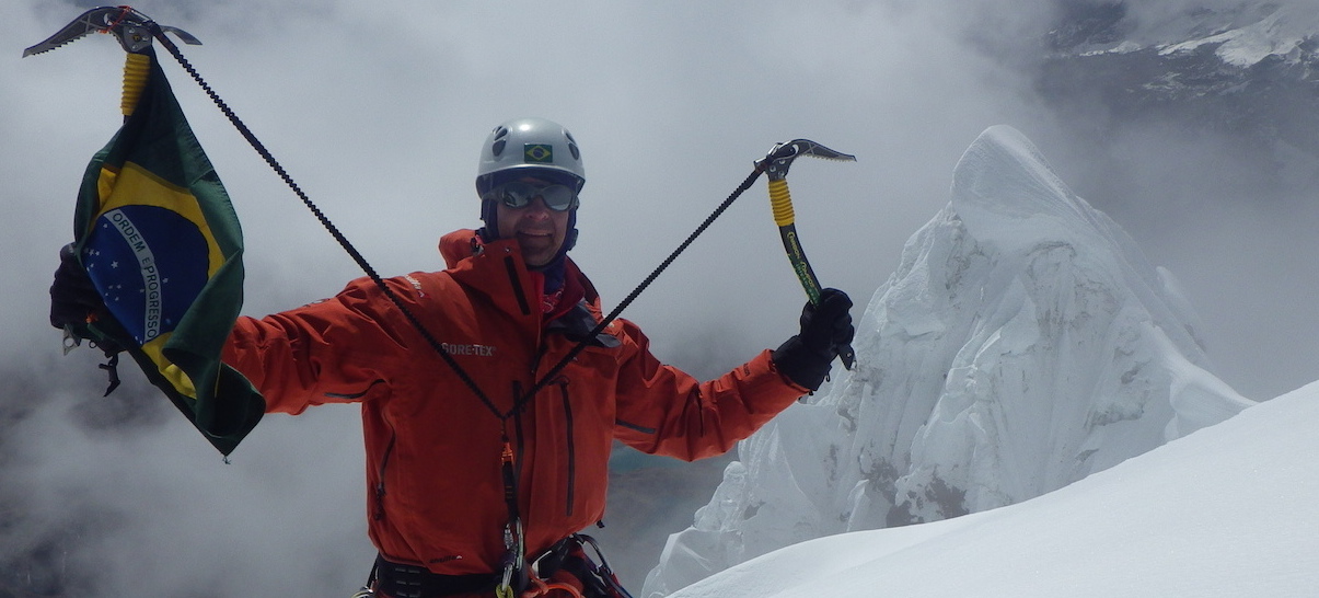 Waldemar Niclevicz no cume do Ausangate (6.384m), Peru. Foto de Nathan Heald.