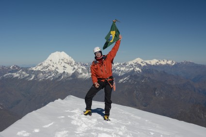 Waldemar Niclevicz no cume do Nevado Veronica (5.750m), com o Nevado Salcantay (6.271m) ao fundo. Foto de Nathan Heald.