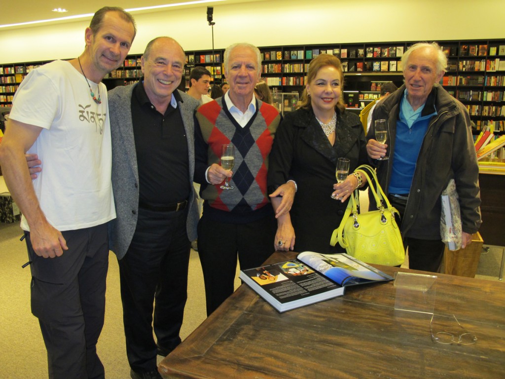Niclevicz com o caro amigo José Álvaro Carneiro, o super fotógrafo Carlos Renato Fernandes e sua esposa Eliane, e o veterano das montanhas Henrique Schmidlin, o Vitamina.
