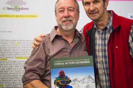 Niclevicz com Airton Ortiz, patrono da Feira do Livro de Porto Alegre.