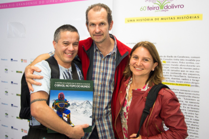 Niclevicz com Orlei Junior e Ana na Feira do Livro de Porto Alegre.