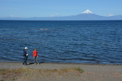 Eva Maria e Silvia em frente aos vulcões Puntiagudo, Osorno e Tronador, as margens do Lago Llanquihue.