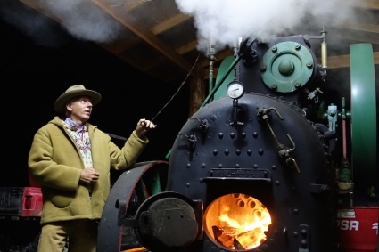 Gunther Appelt apitando sua máquina à vapor, anunciando a chegada de 2015.