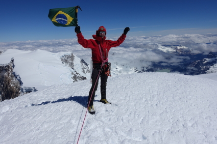 Waldemar Niclevicz no cume do San Lorenzo (3.706m), no dia 23 de janeiro de 2015. Foto de Edwin Espinoza.