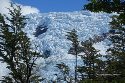 A Cascata de Gelo do Glaciar Arenales, fomos contornando-a pela direita até um ponto estreito para enfrentá-la.