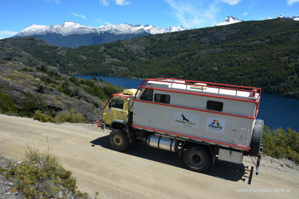 O caminhão Andino com as montanhas do Campo de Gelo Norte, Carretera Austral, proximidades de Cochrane.
