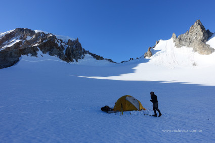 Acampamento 1 do San Lorenzo, acima a brecha que leva ao acampamento 2. No mesmo dia que saímos de Cochrane seguimos para o acampamento-base e em seguida para o acampamento 1, na ânsia de aproveitar o tempo bom.