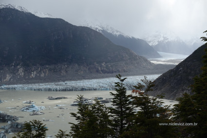 O Glaciar Colonia transformando-se em lago, trecho chamado de "laguna  pré-glaciar".