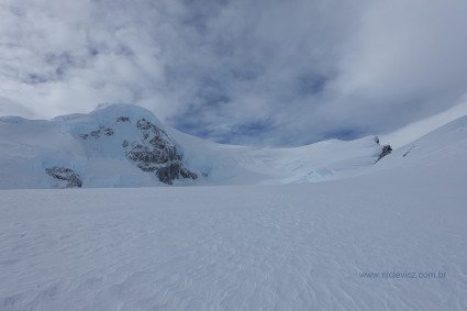 O cume do Arenales (3.365m) visto do Acampamento Alto (2.700m), uma pena que o tempo ficou muito ruim em seguida, vento forte e neve.