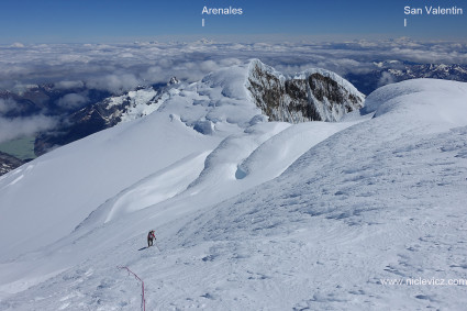 Vista das proximidades do cume do San Lorenzo, no centro da foto, próximo, o Cume Noroeste (3.567m) do San Lorenzo, que precisamos escalar para ter acesso ao Cume Principal do San Lorenzo (3.706m).