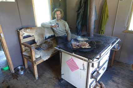 Waldemar Niclevicz em Sol de Mayo, base de apoio para a Aysén Glacier Trail,  após a investida ao Arenales. Info sobe esse que é um dos mais espetaculares trekkings do mundo em http://adventurepatagonia.com/E_AGT.html