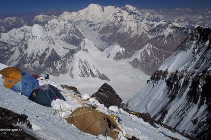 Acampamento 2 a 7.800m na face norte do Everest. Foto de Waldemar Niclevicz