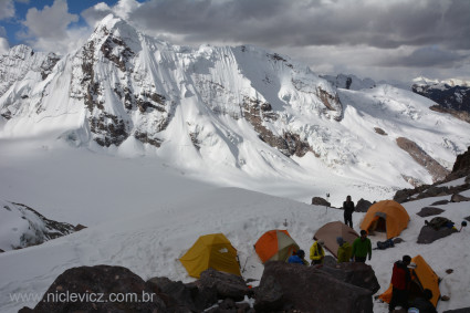 Acampamento alto (5.500m) do Ausangate, ao fundo o Mariposa. Foto de Waldemar Niclevicz.