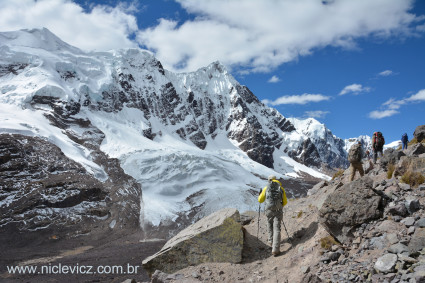 Atravessando o Passo Jampa (5.100m). Foto de Waldemar Niclevicz.