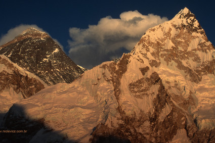 Entardecer sobre o Everest e o Nuptse, Nepal. Foto de Waldemar Niclevicz