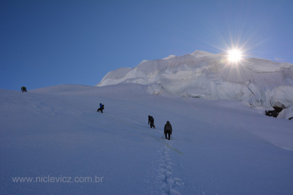 Nas proximidades do cume do Ausangate, finalmente surge o sol para amenizar o frio. Foto de Waldemar Niclevicz.