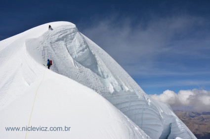 Nathan Heald e Luis Crispin chegando no cume do Ausangate. Foto de Waldemar Niclevicz.