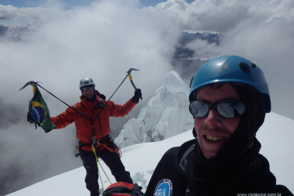 Nathan Heald e Waldemar Niclevicz no cume do Ausangate (6.372m). Foto de Nathan Heald.