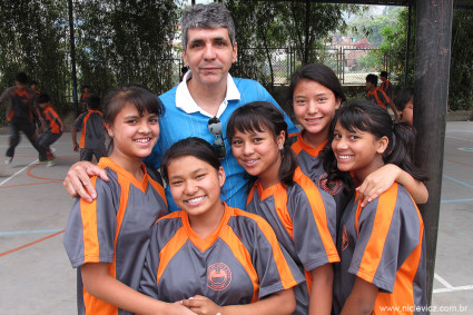O Pastor Silvio Silva com as Meninas do Nepal.