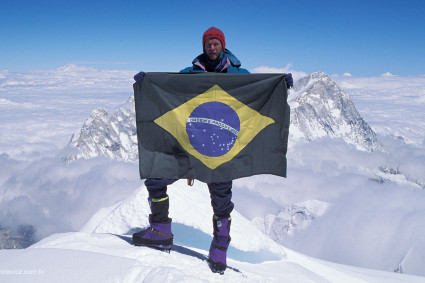 Waldemar Niclevicz no cume do Everest, 14 de maio de 1995. Foto de Mozart Catão