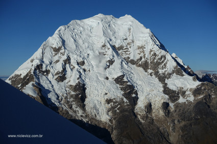 Avalanche na face norte do Salcantay vista do Palcay. Foto de Waldemar Niclevicz.