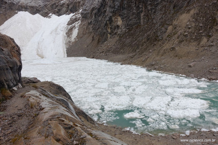 Laguna aos pés da face norte do Salcantay após avalanche. Foto de Waldemar Niclevicz.