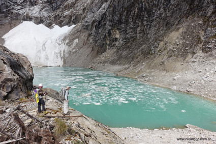 Laguna aos pés da face norte do Salcantay antes da avalanche. Foto de Waldemar Niclevicz.