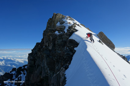 Nathan Heald chegando no cume do Palcay. Foto de Waldemar Niclevicz.