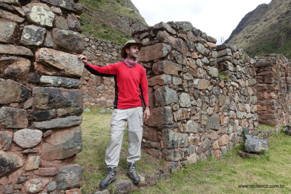 Waldemar Niclevicz nas ruínas incas de Paucarcancha, regresso a Cusco pelo Caminho Inca tradicional, que percorreu 17 vezes entre 1985 e 1995. Foto de Edwin Espinoza.