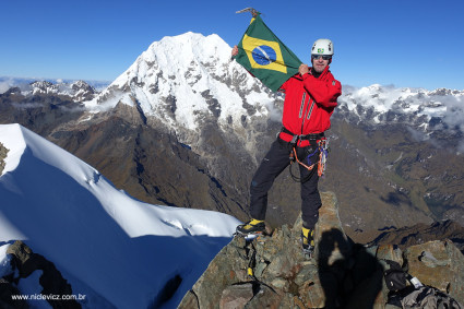 Waldemar Niclevicz no cume do Palcay. Foto de Nathan Heald.