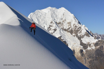 Waldemar Niclevicz próximo ao cume do Palcay, com o Salcantay ao fundo. Foto de Nathan Heald.