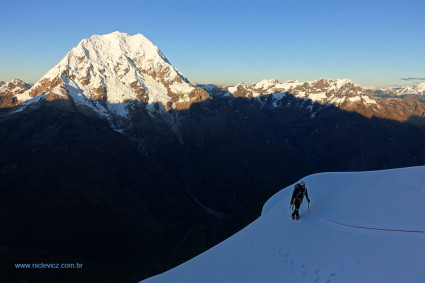 Amanhecer durante a escalada do Palcay, com o Salcantay ao fundo. Foto de Waldemar Niclevicz.