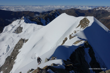 Edwin Espinoza chegando no cume do Palcay. Foto de Waldemar Niclevicz.