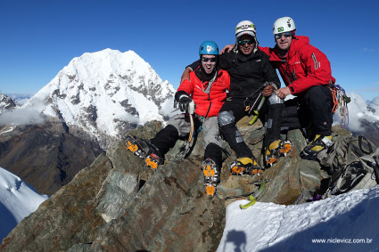 Nathan Heal, Edwin Espinoza e Waldemar Niclevicz, primeiros alpinista a chegar no cume do Palcay.