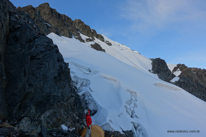 Nathan Heald no acampamento alto (4.800m) do Palcay. Foto de Waldemar Niclevicz.