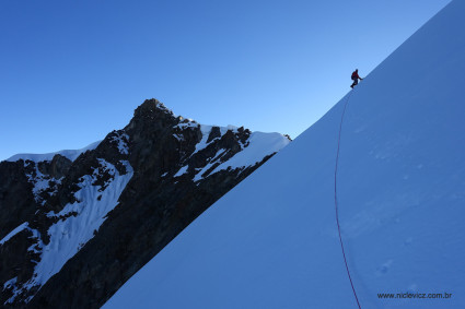 Parte superior da escalada, contornando o cume secundário, cume principal do Palcay rochoso ao fundo. Foto de Waldemar Niclevicz.