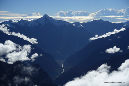 O Nevado Verônica (5.750m) e o rio Urubamba vistos do cume do Palcay. Foto de Waldemar Niclevicz.