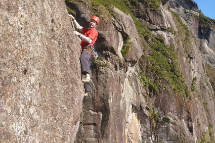 Waldemar Niclevicz no segundo esticão da Primogênito, nova via no Abrolhos, Marumbi. Foto de Oliver Peppes.